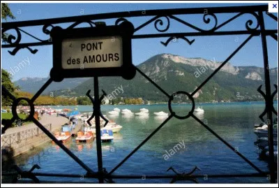 Où se trouve le Pont des Amours ?