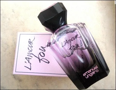 "L'Amour fou", véritable ode aux sentiments amoureux. Qui est ce créateur italien ayant lancé une eau de toilette pour femmes, à la fois intrigante, sensuelle et élégante ?