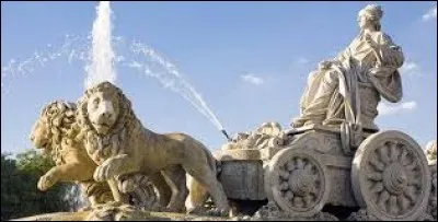 Divinité d'origine phrygienne personnifiant la nature sauvage, son char est tiré par des lions. Qui est-elle ?