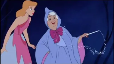 Qui transforme-t-elle en valet-de-pied (personne qui se met à l'arrière du carosse) ?