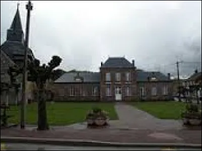 Commune des Hauts-de-France, dans l'arrondissement de Beauvais, Fresneaux-Montchevreuil se situe dans le département ...