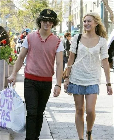 Qui est cette fille  ct de Joe ?