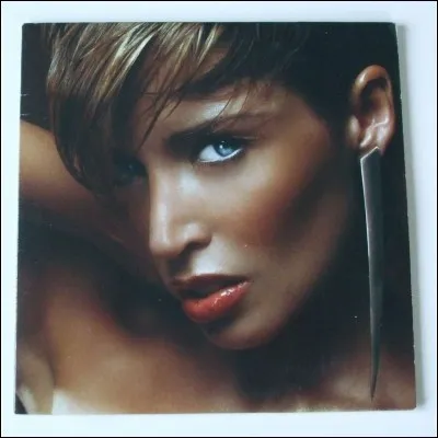 Dannii Minogue est :