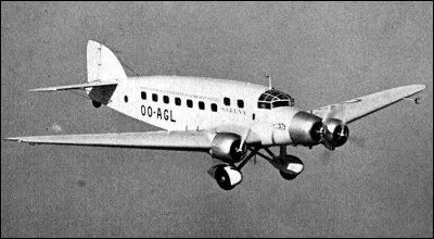 Ce trimoteur est entr&eacute; en service en 1935 pour le transport de (18) passagers. C'est l'un des appareils les plus modernes du moment. Des versions militaires ont ensuite &eacute;t&eacute; produites. De quel avion s'agit-il ?