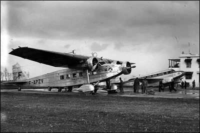 Cet appareil a &eacute;t&eacute; produit &agrave; partir de 1932 et utilis&eacute; comme avion de police coloniale et de transport. C'est un :