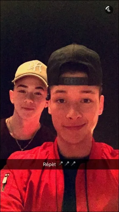 Quel âge ont les deux acolytes de Keen'V (2017) ?