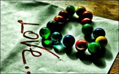 Ma mie, de grâce, ne mettons
Qui a chanté ces paroles : "Pas sous la gorge à Cupidon,
Sa propre flèche
Tant d'amoureux l'ont essayé
Qui, de leur bonheur, ont payé
Ce sacrilège" ?