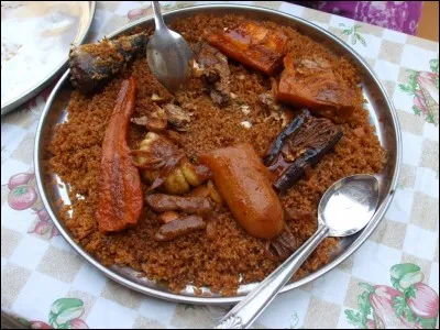 Comment se nomme le riz rouge accompagn&eacute; d'une sauce tomate ?