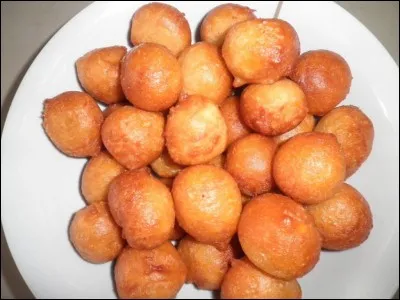 Comment se nomment ces beignets traditionnels ?