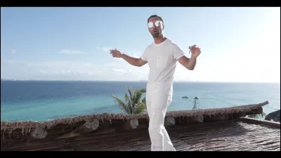 Cette photo appartient au clip ....