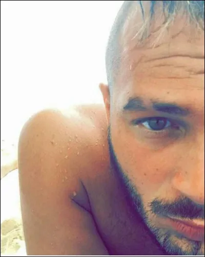 JUL avait à-peu-près quel âge sur la photo ?