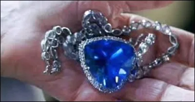 À la fin du film "Titanic" sorti en 1997, où Rose jette-t-elle son diamant bleu appelé "Cur de l'océan" ?