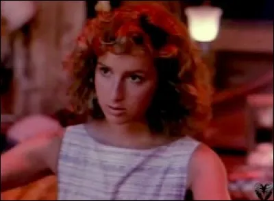 À l'aide de qui, Baby fait-elle la connaissance de Johnny ?