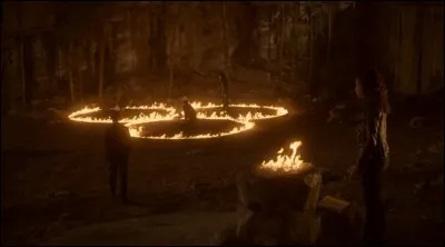 Quelle malédiction Elena permet-elle de briser ?