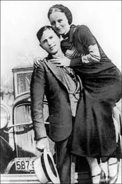 Qui ne connaît pas ce couple de gangsters qui faisait régner la terreur dans les années 30' chez les Américains ? À eux deux, ils tuèrent douze personnes innocentes au Texas et dans les États proches. Enlacés, ils meurent tous deux le 23 mai 1934 sous les coups de fusils. Qui était ce couple de gangster ?