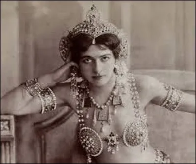 Avec quelle danseuse exotique, ayant servie pendant la Première Guerre mondiale en tant qu'espionne, Vadim Maslov, soldat russe, a-t-il vécu une histoire d'amour charnelle ?