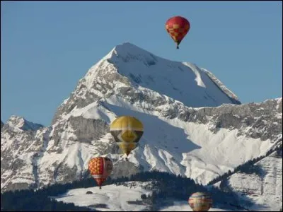 Au-dessus du mont Charvin l'air est frais ! À combien culmine cette pointe de la chaîne des Aravis ?