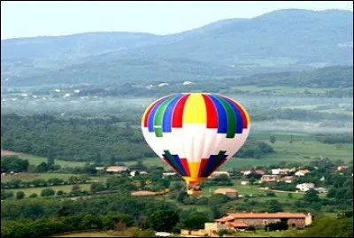 Ce ballon survole une ville située en Ardèche, laquelle ?
