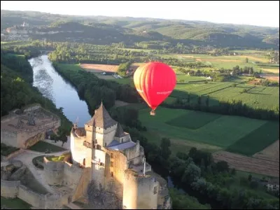 Pendant ce temps, une autre montgolfière survole la forteresse médiévale faisant face au château de Beynac. Quelle est-elle ?