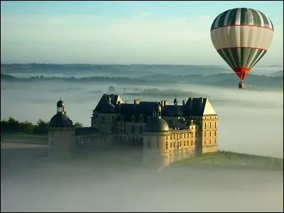 Plutôt classique pour un château de la Dordogne. Quelle est cette bâtisse qui connut bien des vicissitudes et restaurations depuis le IXe siècle ?
