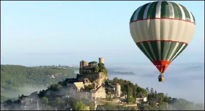 Autre voyage, autres destination et paysage. Si vous vous penchez au-dessus de la nacelle pour un meilleur coup d'il, que verrez-vous peut-être à l'intérieur de la tour carrée ?