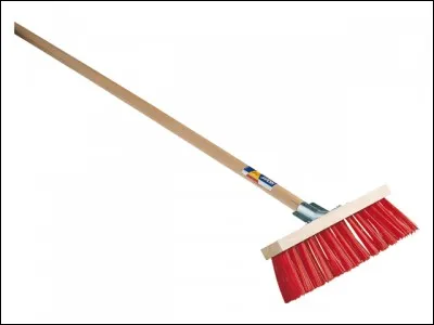 Le balai cantonnier est utilisé pour :