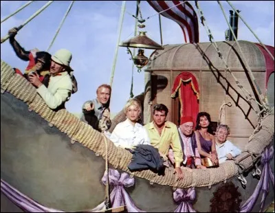 Ce film de 1962 est une adaptation du roman de Jules Verne dans lequel le professeur Fergusson va survoler l'Afrique. Quel est le titre ?