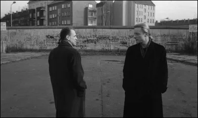Dans ce film de Wim Wenders de 1987, deux anges Cassiel et Damiel veillent sur les humains et sur Berlin. Quel est le titre français de ce film ?