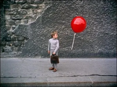 Dans ce film de 1960, un grand-père aéronaute-inventeur et son petit-fils qui se hisse clandestinement à bord voyagent au dessus de la France. Quel est le titre du film ?