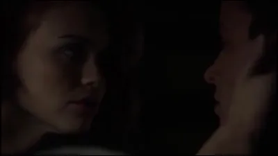 Qui Lydia embrasse-t-elle ?