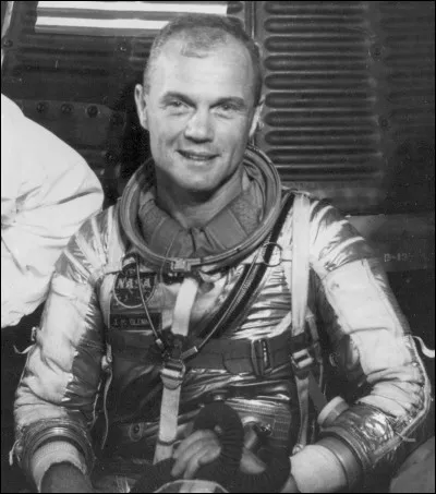 Dix mois plus tard, il est le premier américain à effectuer un vol orbital : de qui s'agit-il ?