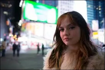 Quel est le défi de sa meilleure amie Sydney au début du film ?