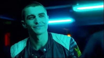 Vee et Ian réalisent ensemble plusieurs défis durant la soirée. Juste après quel défi s'embrassent-ils réellement ?