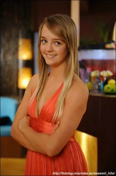 Comment s'appelle la petite sur de Cleo ?