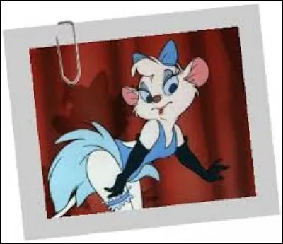 Quel personnage invite-t-elle à danser sur la scène durant son numéro ?