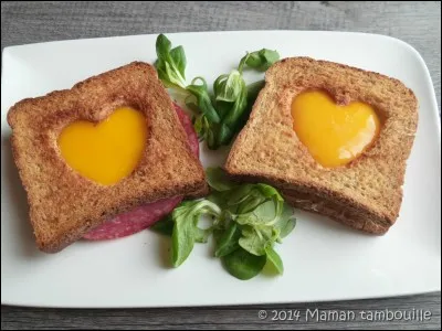 Passons au tablier ! Nous allons préparer à manger. Qu'y a-t-il en plus sur un croque-madame ?