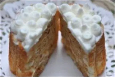 Tout comme une charlotte avec de la chantilly et un fondant au café.