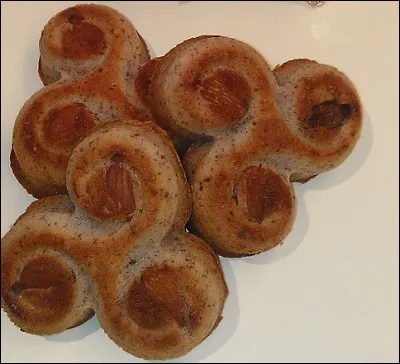 On les nomme "loriquettes", elles sont en pâte d'amande. Si vous visitez le département des Vosges, ne manquez pas de vous arrêter dans la ville des Romarimontains.