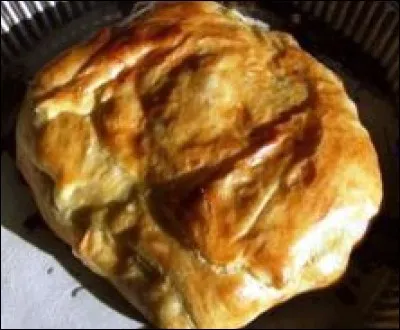 Il porte nom : bec de Flers ; cela sonne bien ! Pomme et rhubarbe au creux d'une pâte feuilletée pour une saveur à la fois douce et acidulée. Où le fabrique-t-on pour le plus grand plaisir des Normands et des gens de passage ?