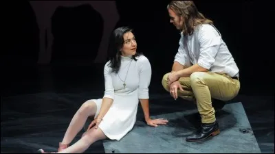 Par l'intermédiaire de quoi Camille va-t-elle contacter la religieuse ?