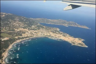 " D'ici y a pas de misère D'ici tout est possible Tout est beau sur la terre Tous les hommes sont égaux vu d'avion..." Qui chante ainsi ?