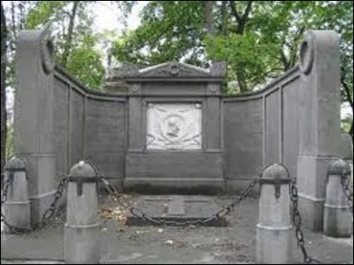 Premier des mar&eacute;chaux &agrave; abandonner Napol&eacute;on apr&egrave;s la capitulation de Paris, il propose &agrave; Louis XVIII de ramener l'empereur lors de son d&eacute;barquement &agrave; Golfe-Juan le 1er mars 1815, mais il se rallie vite &agrave; lui. Condamn&eacute; &agrave; mort lors de la Seconde Restauration, il est fusill&eacute; le 7 d&eacute;cembre de cette m&ecirc;me ann&eacute;e. Surnomm&eacute; "Le Lion rouge", "Le Rougeaud", quel est l'autre sobriquet qui lui est attribu&eacute; ?