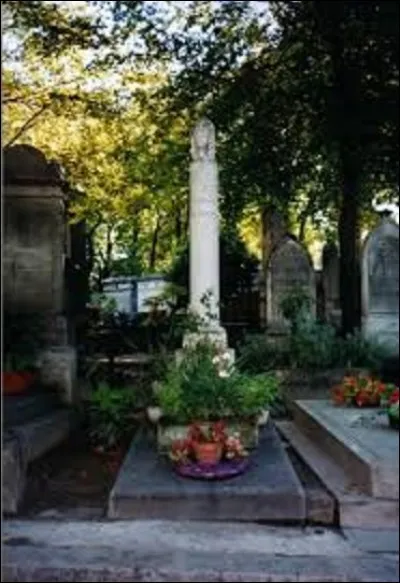 Restons un instant sur cet &eacute;crivain. On pensa d'abord &agrave; un crime de r&ocirc;deur, vu que ce quartier &eacute;tait &agrave; l'&eacute;poque malfam&eacute;. Mais le suicide fut confirm&eacute;, car on retrouva sur lui une lettre o&ugrave; il demandait 300 francs, somme qui, selon lui, aurait suffi &agrave; passer l'hiver. Malgr&eacute; son geste, une c&eacute;r&eacute;monie religieuse fut accord&eacute;e. Deux hommes de lettres pay&egrave;rent pour lui sa concession, qui sont-ils ?