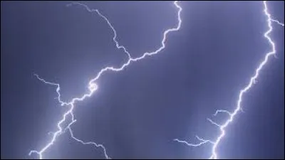 "Il y a de l'orage dans l'air, il y a de l'eau dans le gaz entre le jazz et la java". De qui sont ces paroles ?