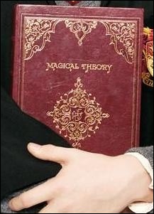 Qui est l'auteur(e) de "Magie Théorique", un manuel de cours que Harry doit se procurer dans le tome 1 ?