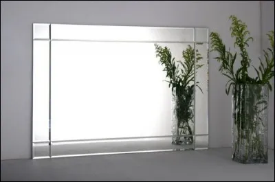 Quelle est cette glace qui permet de voir au travers, sans être vu ?