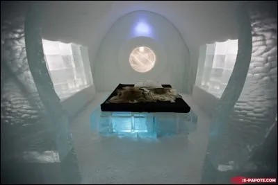 Voici une chambre d'hôtel qui pourra vous accueillir moyennant la modique somme de 250  par nuit et par personne. C'est le Icehotêl, de 5 500 m2, construit avec 1000 tonnes de glace, à Jukkasjärvi sur les rives du Torne (qui se jette dans le golfe de Botnie) :