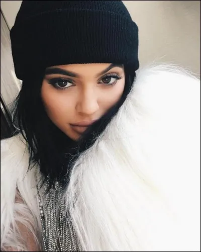 Kylie Jenner est très suivie sur Instagram mais à votre avis, combien a-t-elle de followers en février 2017 et quel est le pseudo de son profil Instagram officiel ?