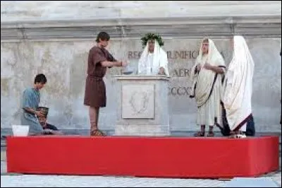 C'était un devin romain qui examinait les entrailles des victimes des sacrifices,