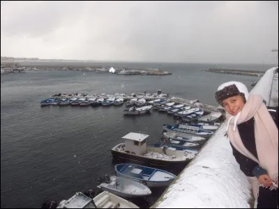 Comment nomme-t-on la mer qui baigne la côte ouest de la Pouille ?